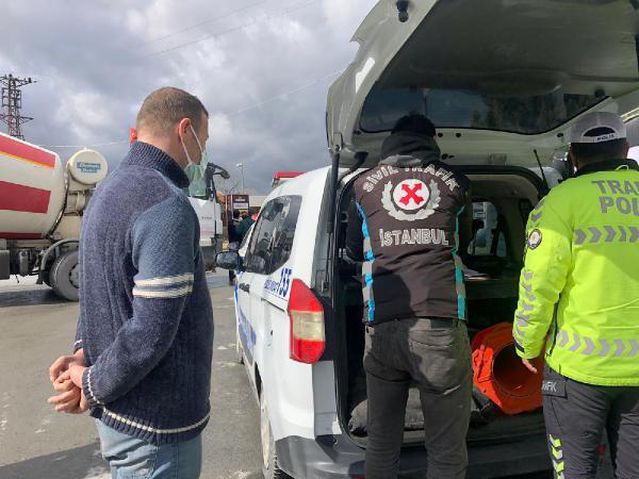 EYÜPSULTAN'DA BELGESİ OLMAYAN HAFRİYAT KAMYONU ŞOFÖRLERİNE CEZA YAĞDI