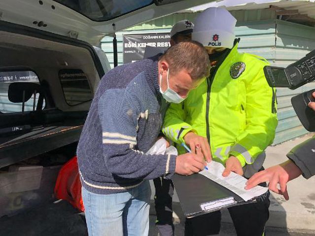 EYÜPSULTAN'DA BELGESİ OLMAYAN HAFRİYAT KAMYONU ŞOFÖRLERİNE CEZA YAĞDI