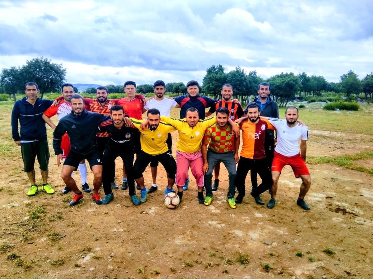 Futbol aşkıyla taşlı araziyi temizleyip sahaya dönüştürdüler