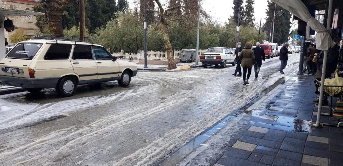 Gördes\'te kar yağışı etkili oldu