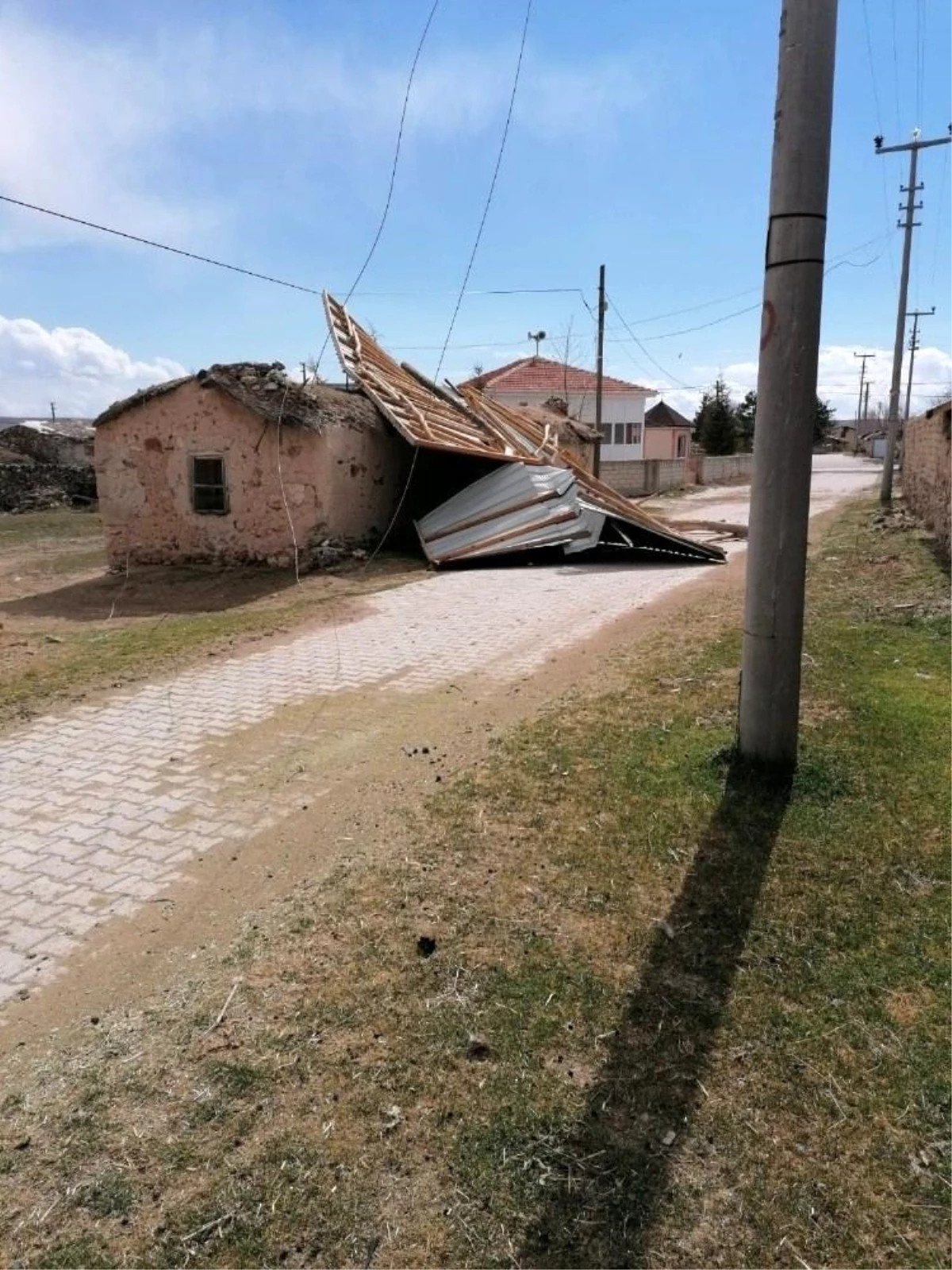 Günyüzü ilçesinde şiddetli rüzgâr nedeniyle çatılar uçtu