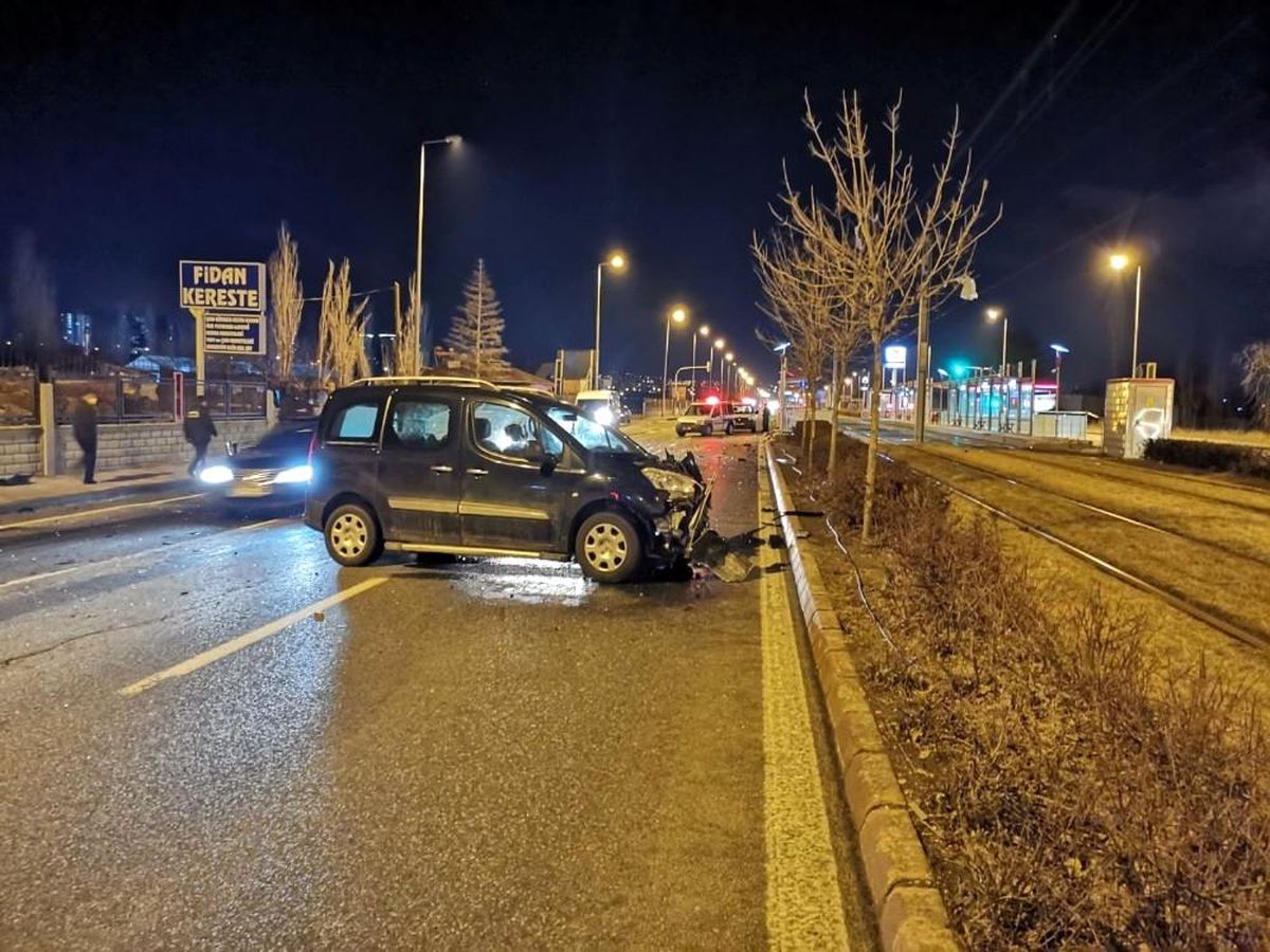 Hafif ticari araçlar çarpıştı, tramvay durağı zarar gördü