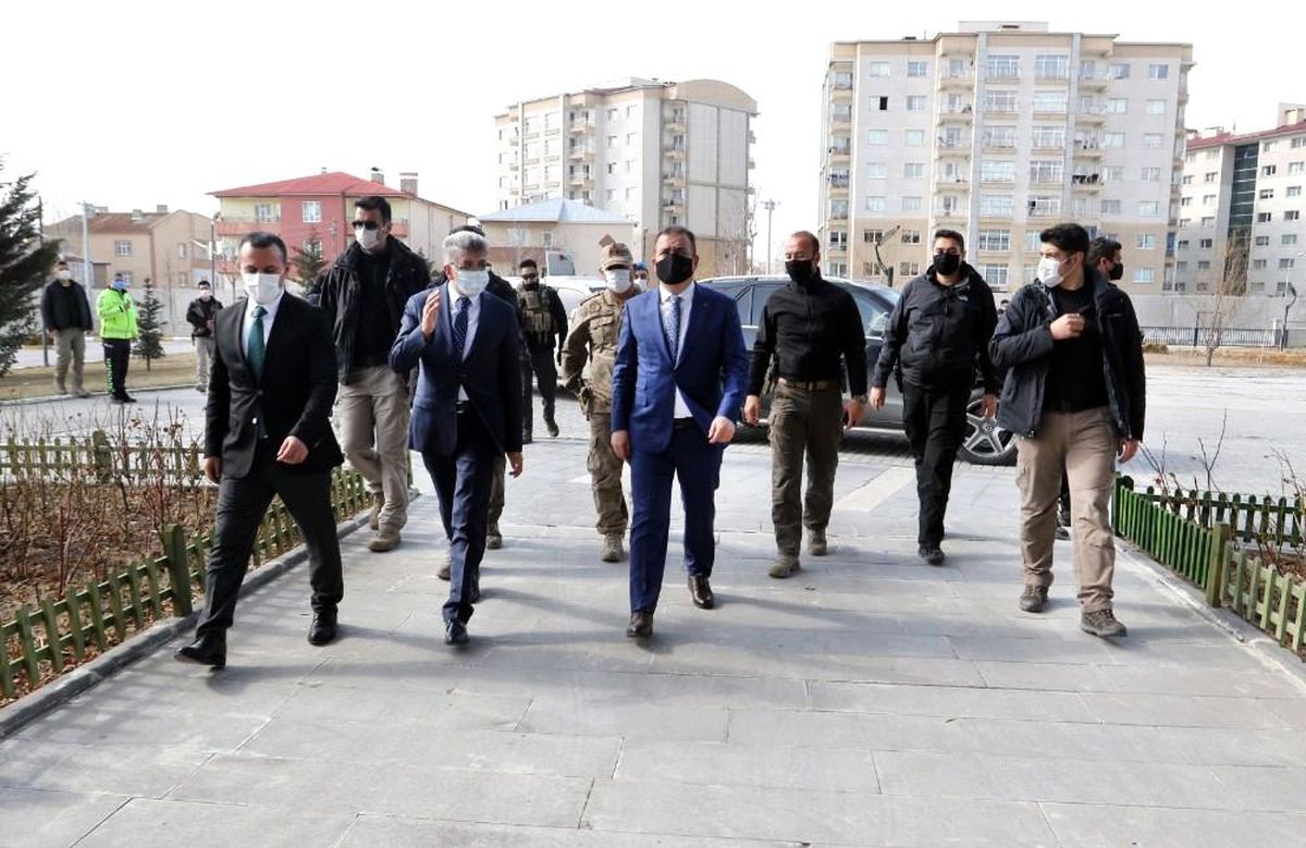 Hakkari Valisi İdris Akbıyık, Van Valisi Bilmez\'i ziyaret etti