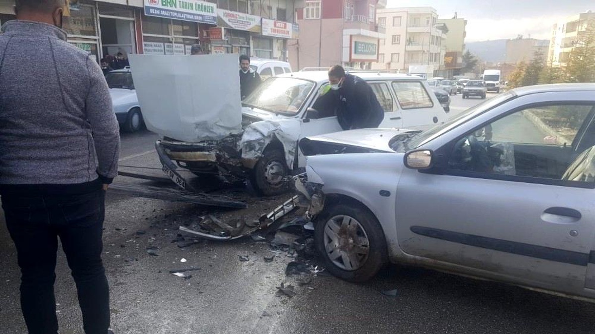 İki otomobil kafa kafaya çarpıştı: 2 Yaralı