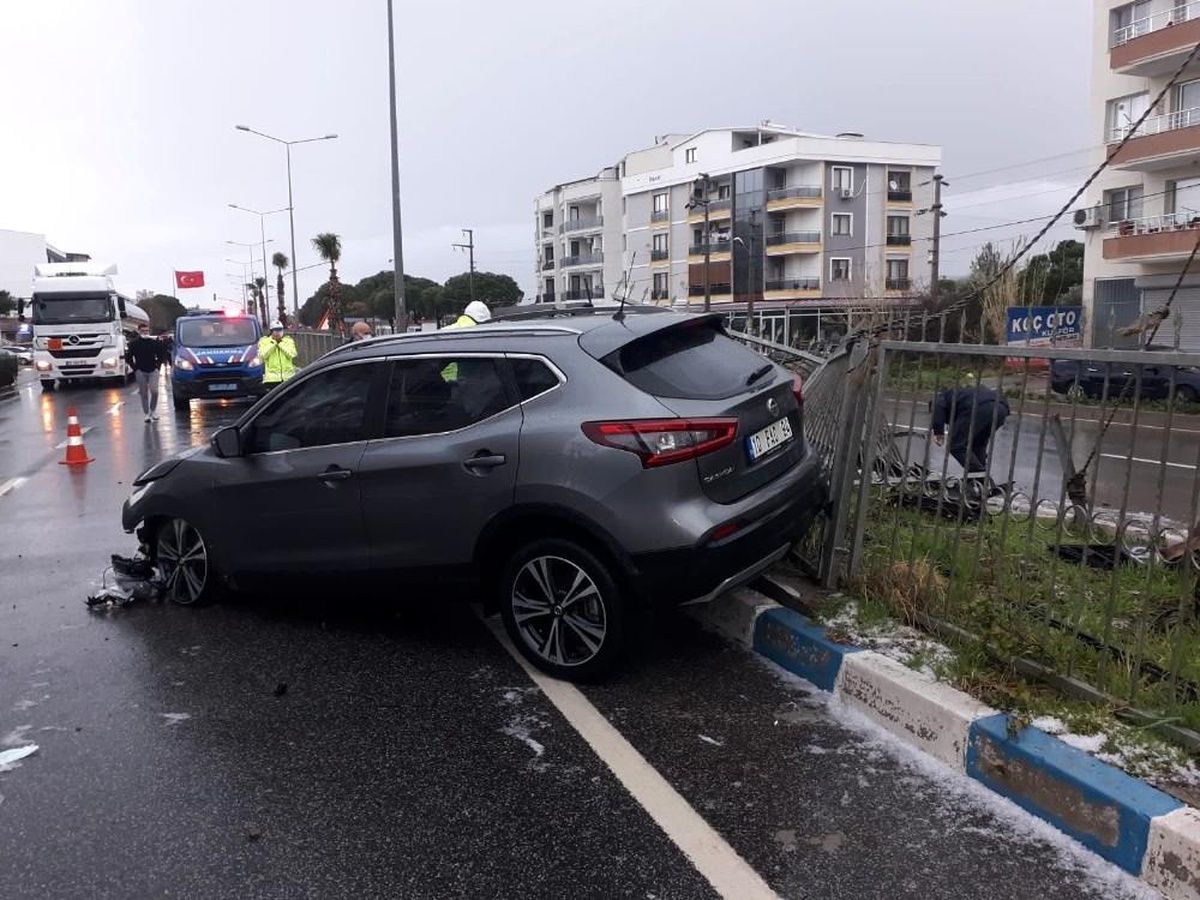İzmir\'de dolu yağışı yolları kayganlaştırdı, kazalar ardı ardına geldi