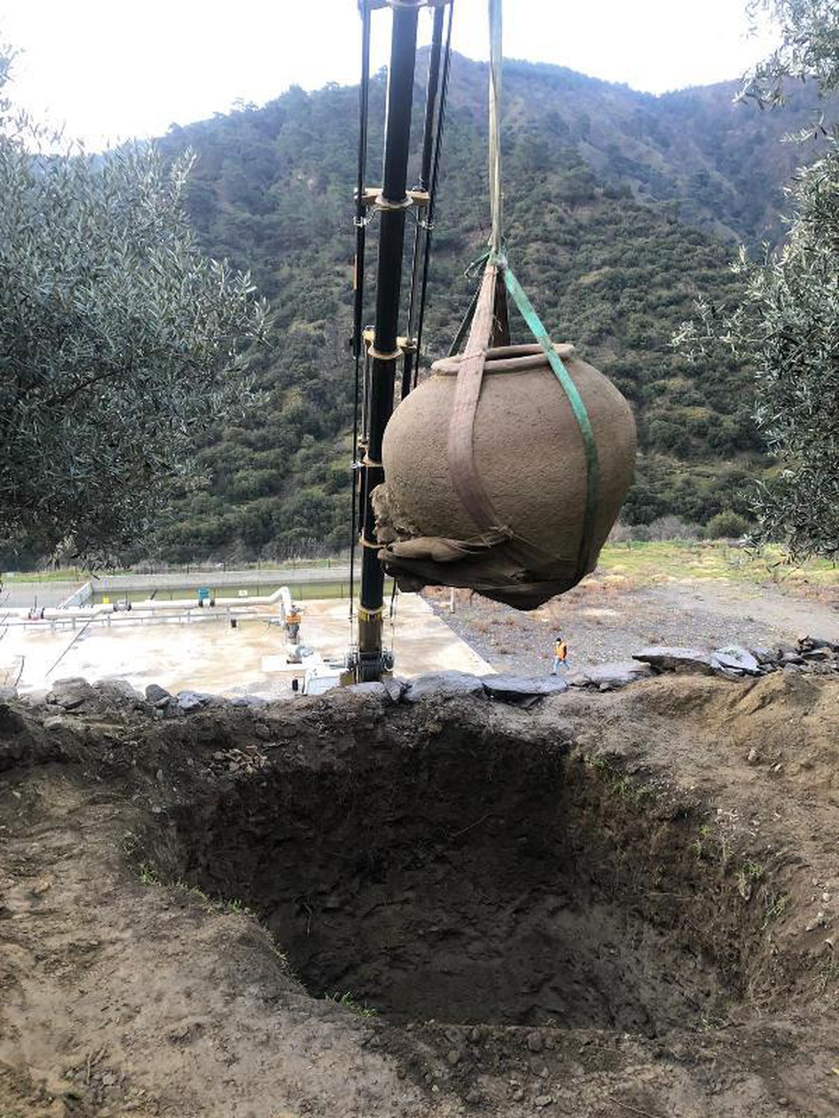 Kaçak kazıdan tarihi küp çıktı