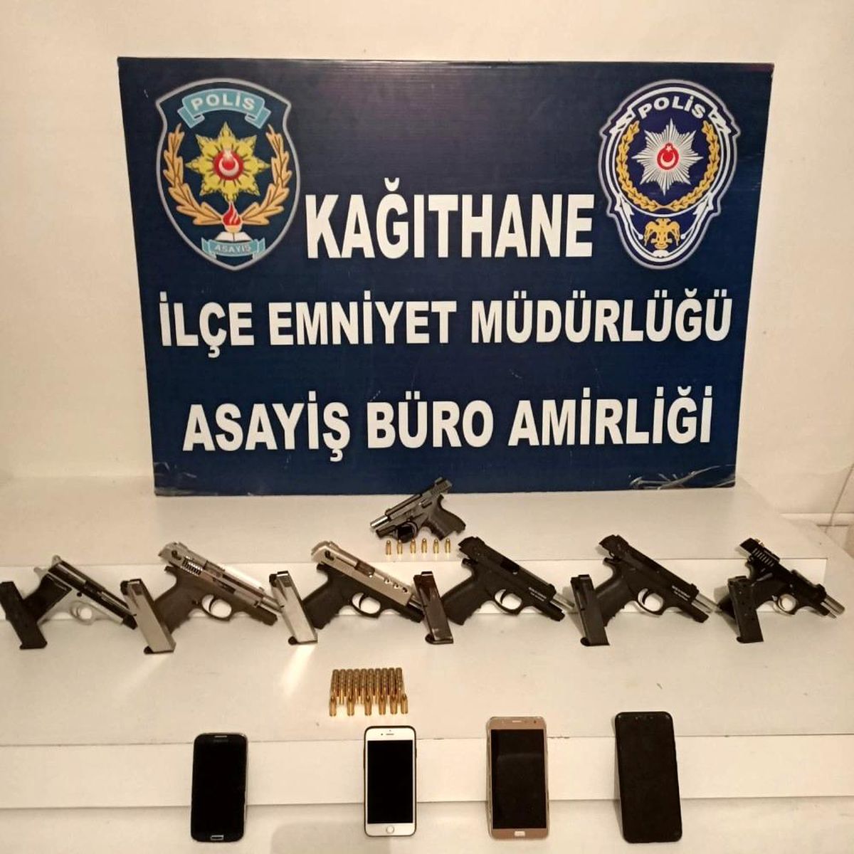 Son dakika haberi: Kağıthane\'de yasa dışı silah ticareti operasyonu: 7 tabanca ele geçirildi