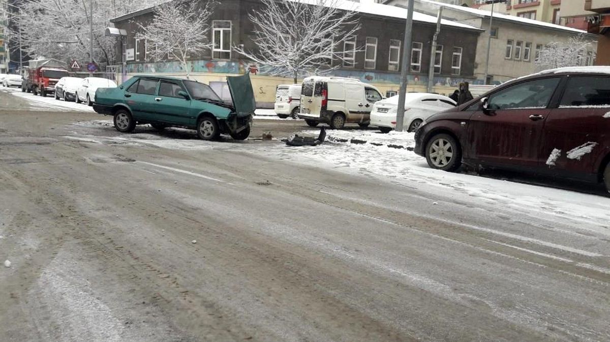 Kars\'ta kar yağışı kazalara neden oldu