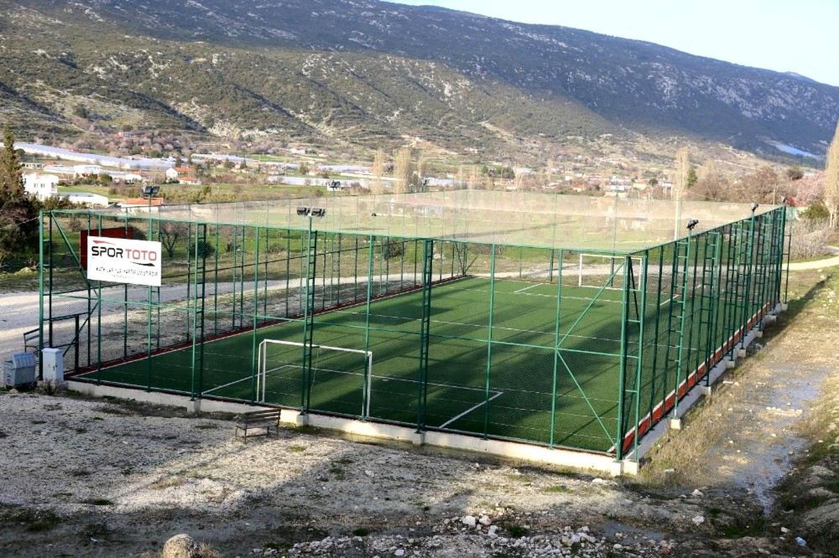 Kaş\'ta 4 mahalleye halı saha