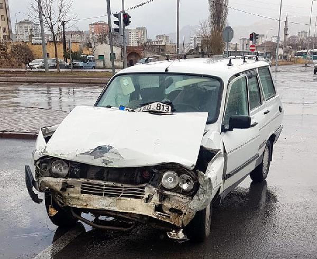 Kayseri\'de otomobil ile halk otobüsü çarpıştı: 7 yaralı