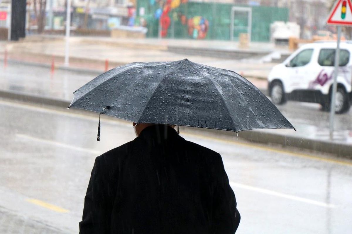 Kırşehir\'de beklenen yağış başladı, valilik fırtınaya karşı uyardı