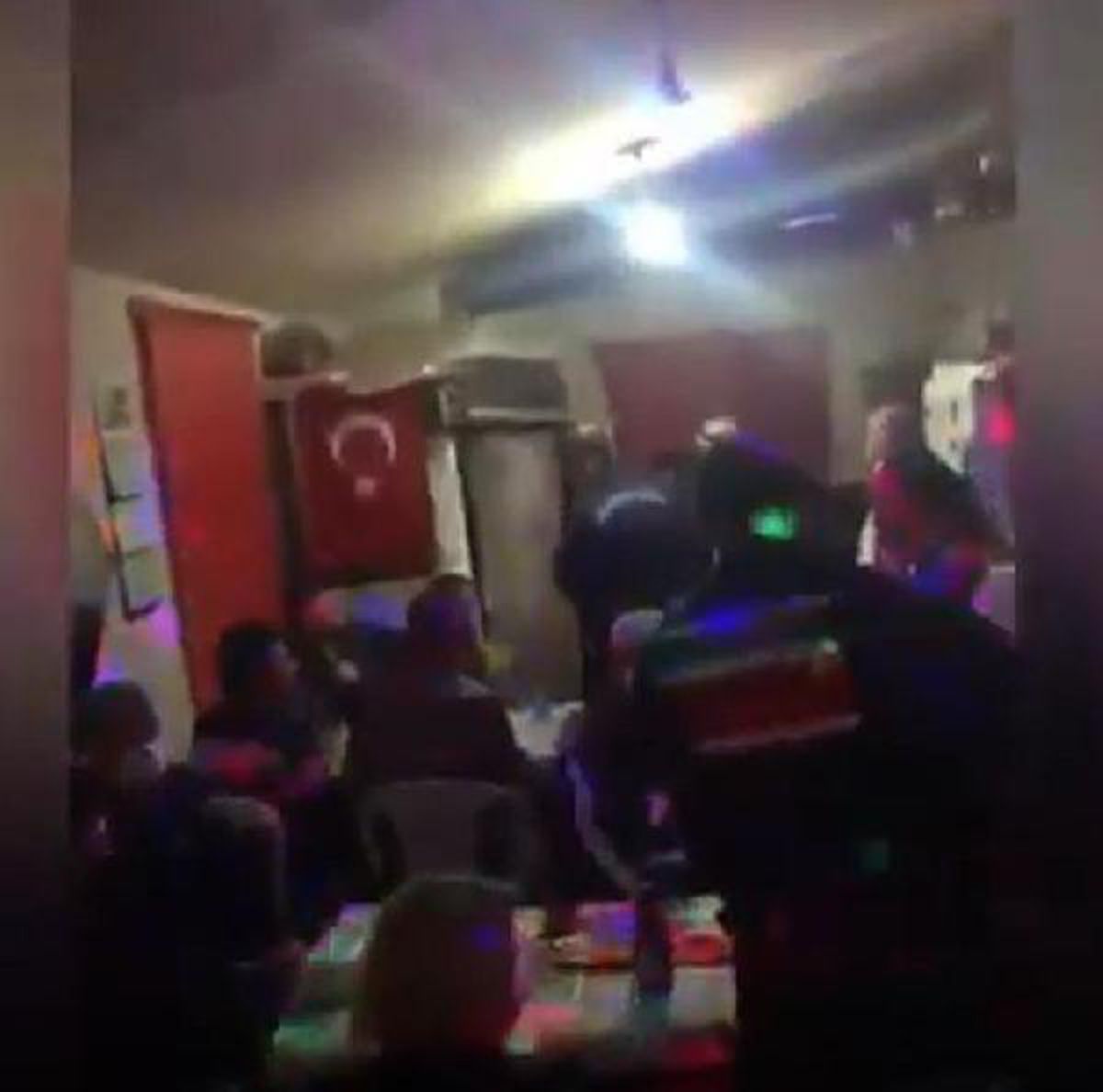 Uşak\'ta eğlence mekanına çevrilen eve baskın: 20 kişiye toplam 72 bin 849 TL ceza