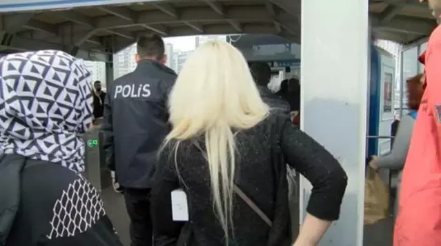 Metrobüste uyuyakalan kadının yardım istediği kişi sapık çıktı: Siz de bayağı iyiymişsiniz Metrobüste uyuyakalan kadının yardım istediği kişi sapık çıktı: Siz de bayağı iyiymişsiniz