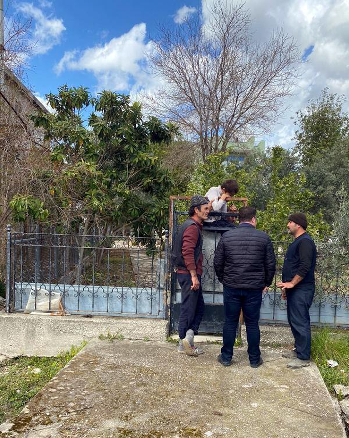 Oyun için çıktığı korkuluktan inerken eline demir ok saplanan Kadir, yaralandı