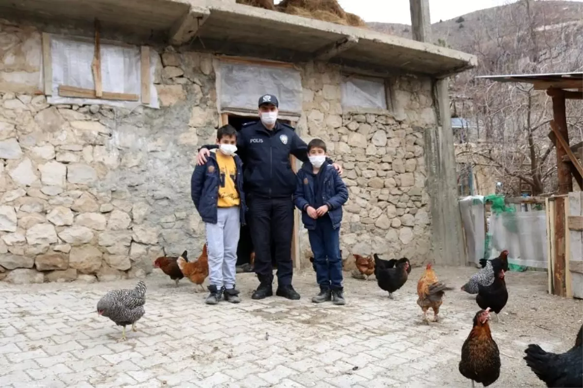 Son dakika! Polislerden soğuk kentin çocuklarına iç ısıtan yardım