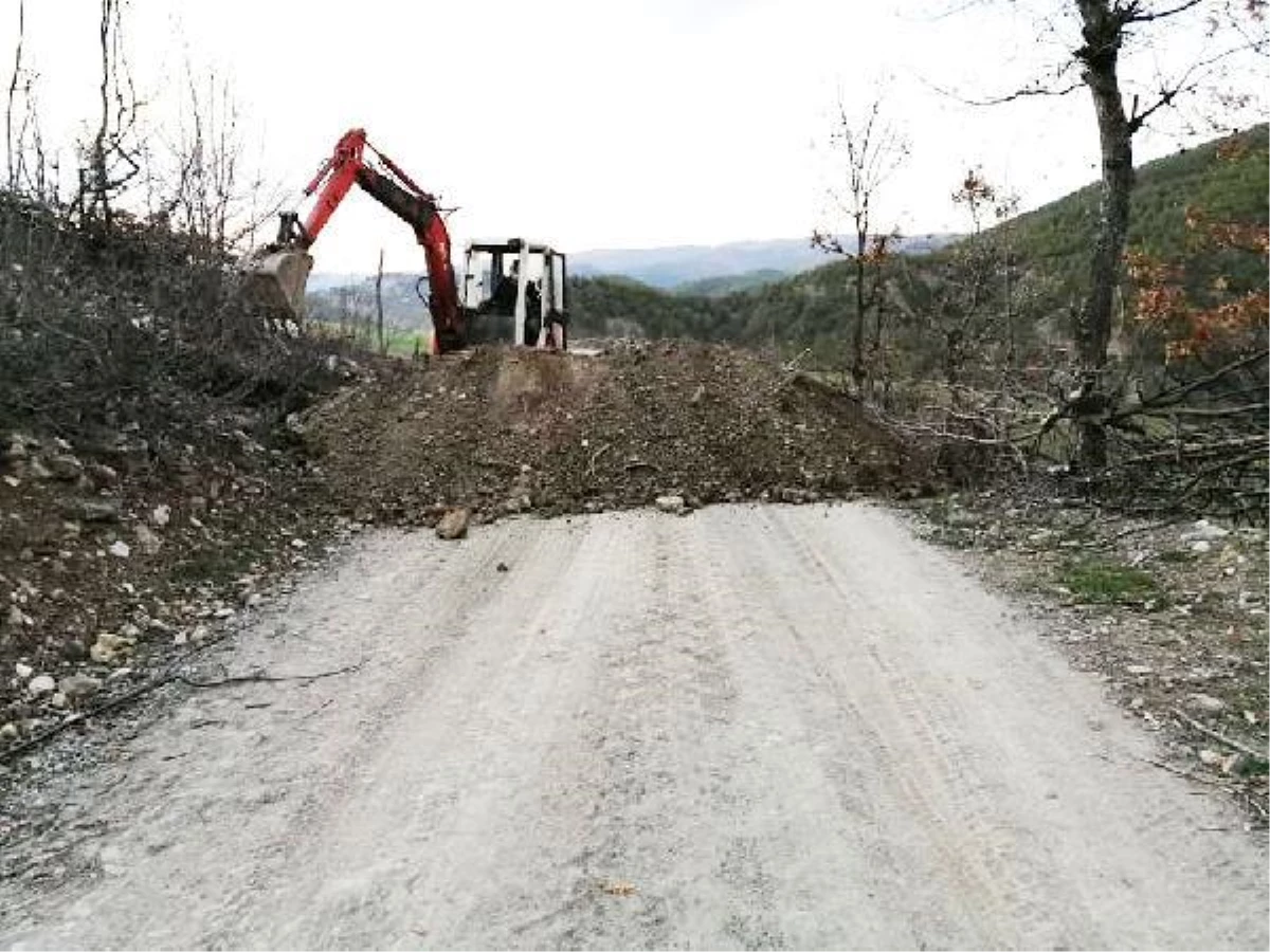 Sinop\'ta karantina uygulanan köyün yolu toprakla kapatıldı