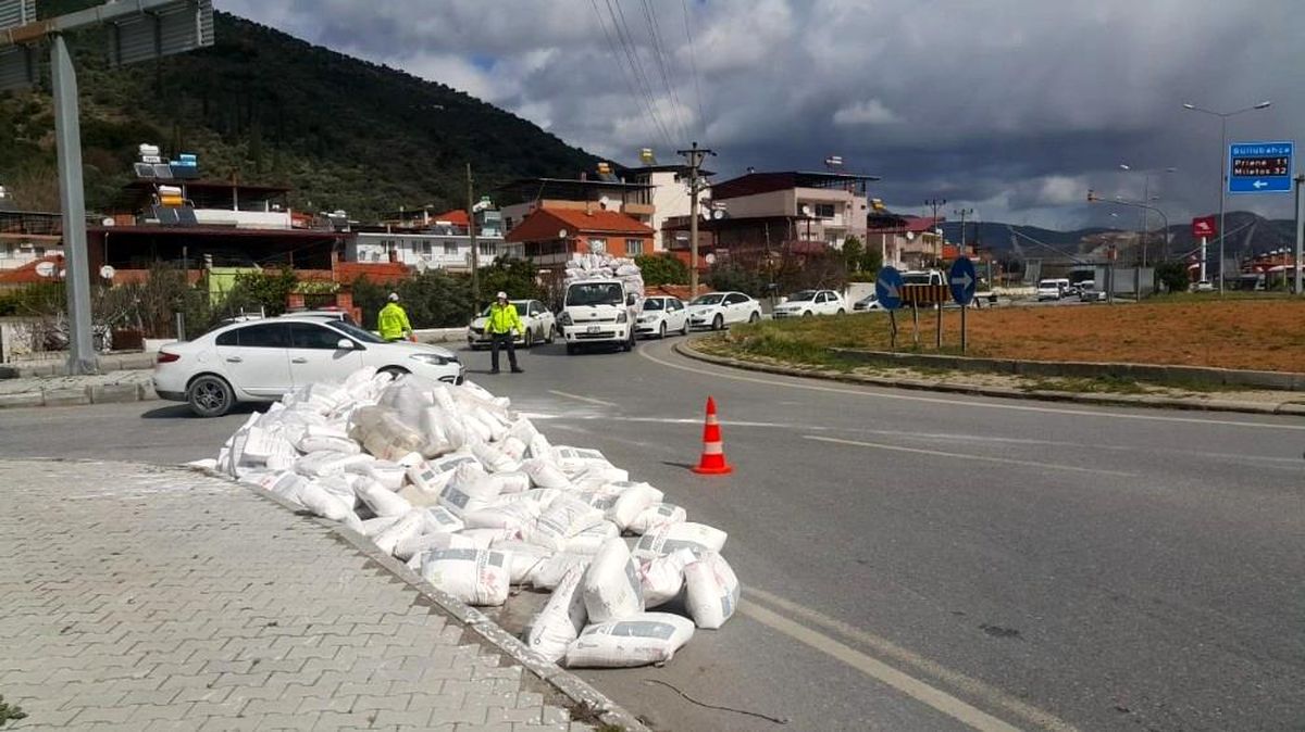 Söke\'de ola savrulan çuvallar tehlike oluşturdu