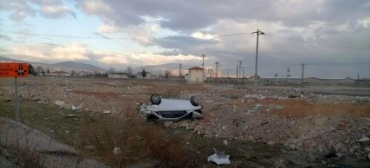 Ters dönen otomobilden 2 kişi yaralı olarak kurtuldu