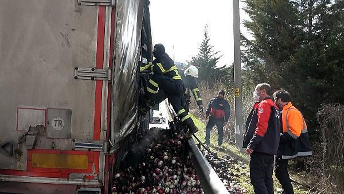 TIR\'ın lastiklerinde başlayan yangın dorseyi sardı, 1 ton turp zarar gördü
