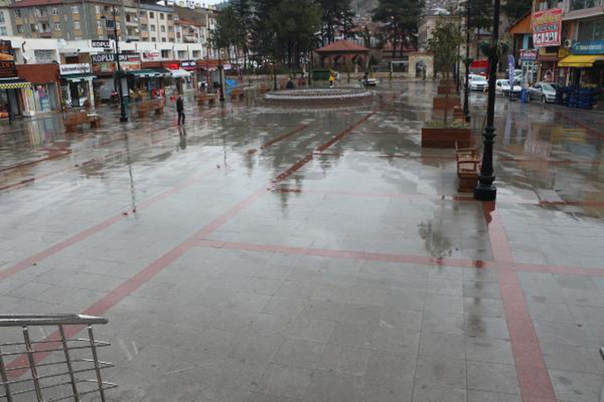 Vaka sayısının en fazla olduğu illerden Tokat\'ta, sağanakla cadde ve sokaklar boşaldı