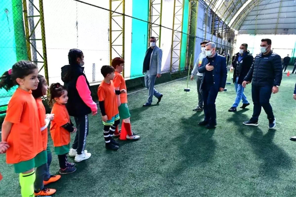 Yeşilyurt Belediyesi futbol okulunda geleceğin yıldızları yetişiyor