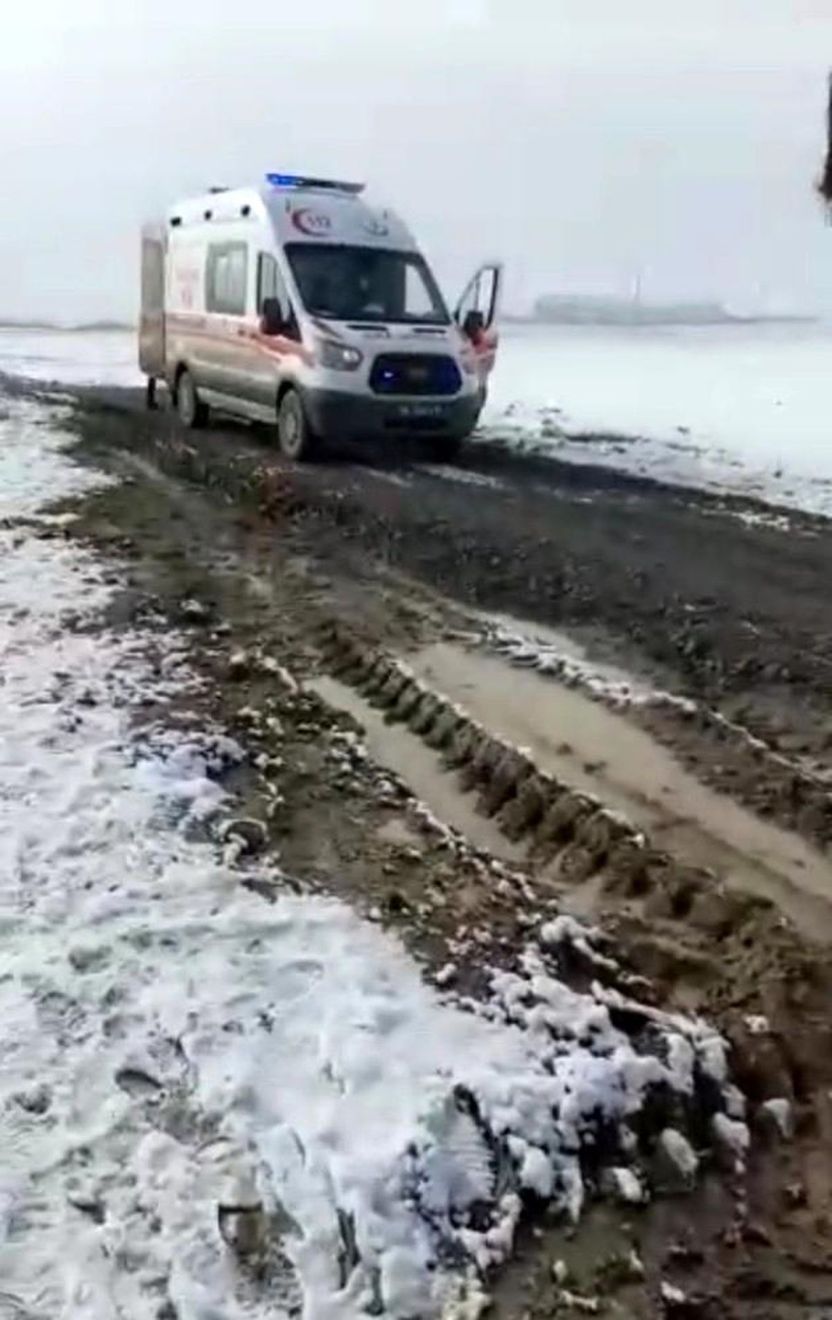 Son dakika haberi | 112 acil kurtarma ekipleri kar, çamur dinlemediler