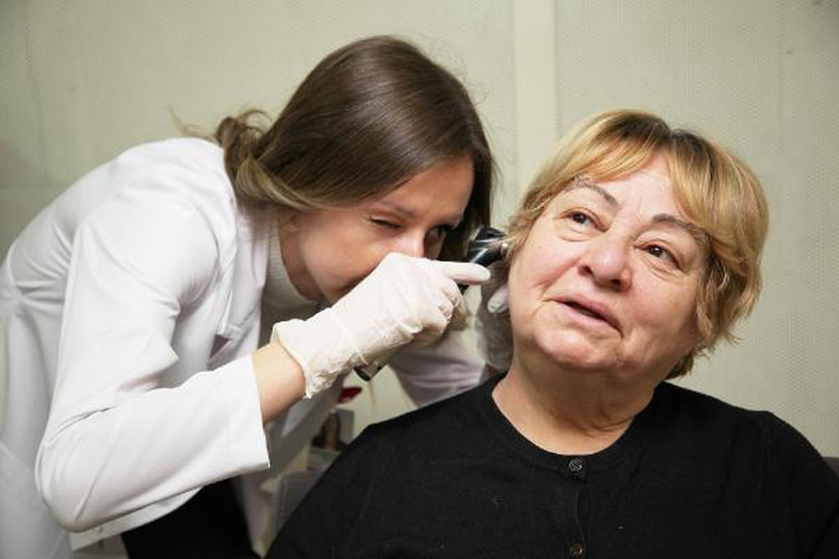 60 yaş üstüne yılda bir kez işitme testi şart