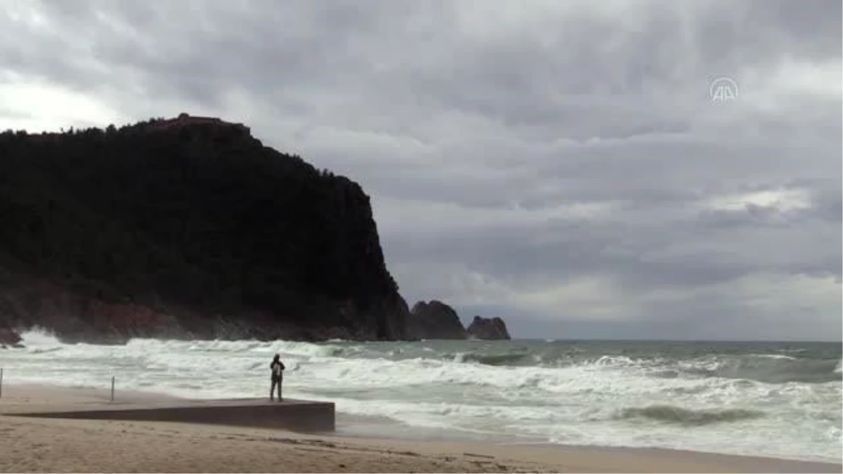 Son dakika haber! Alanya\'da şiddetli rüzgarla oluşan yüksek dalgaların etkisiyle sahile vuran 3 caretta carettadan biri öldü