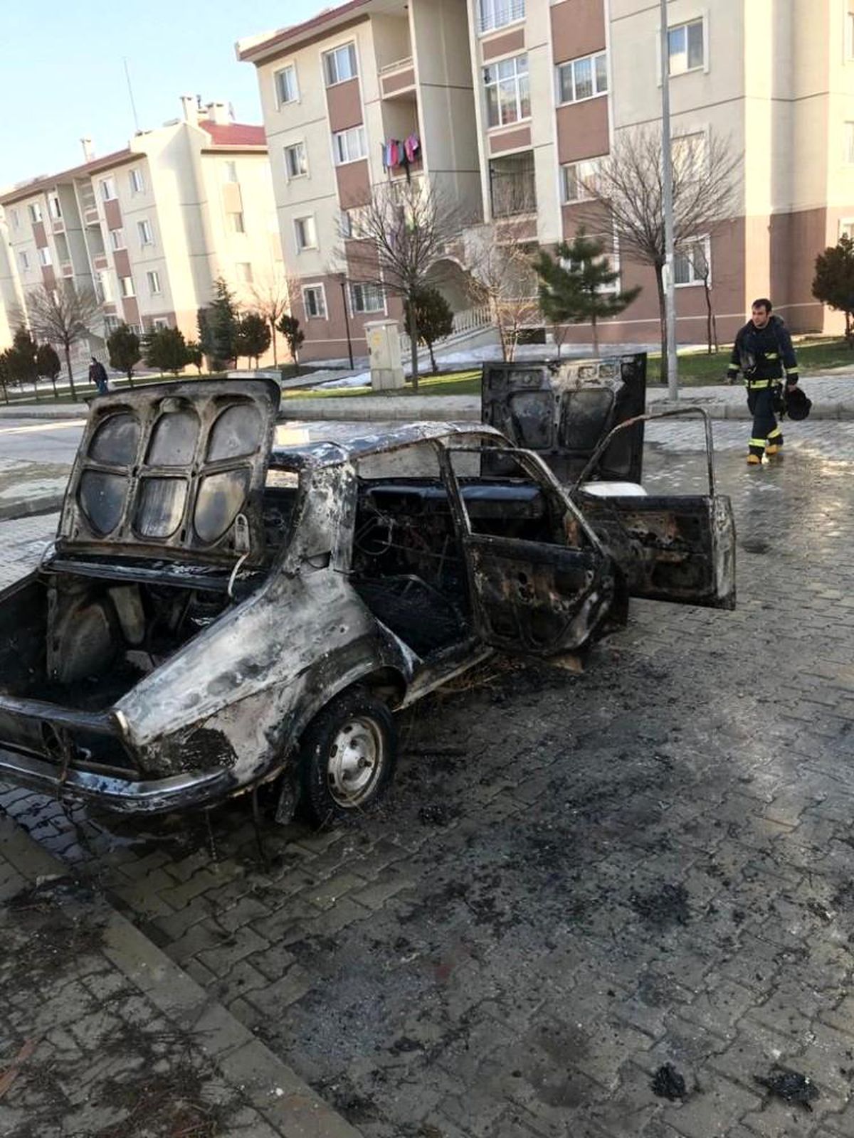 Alev alan otomobil kullanılamaz hale geldi