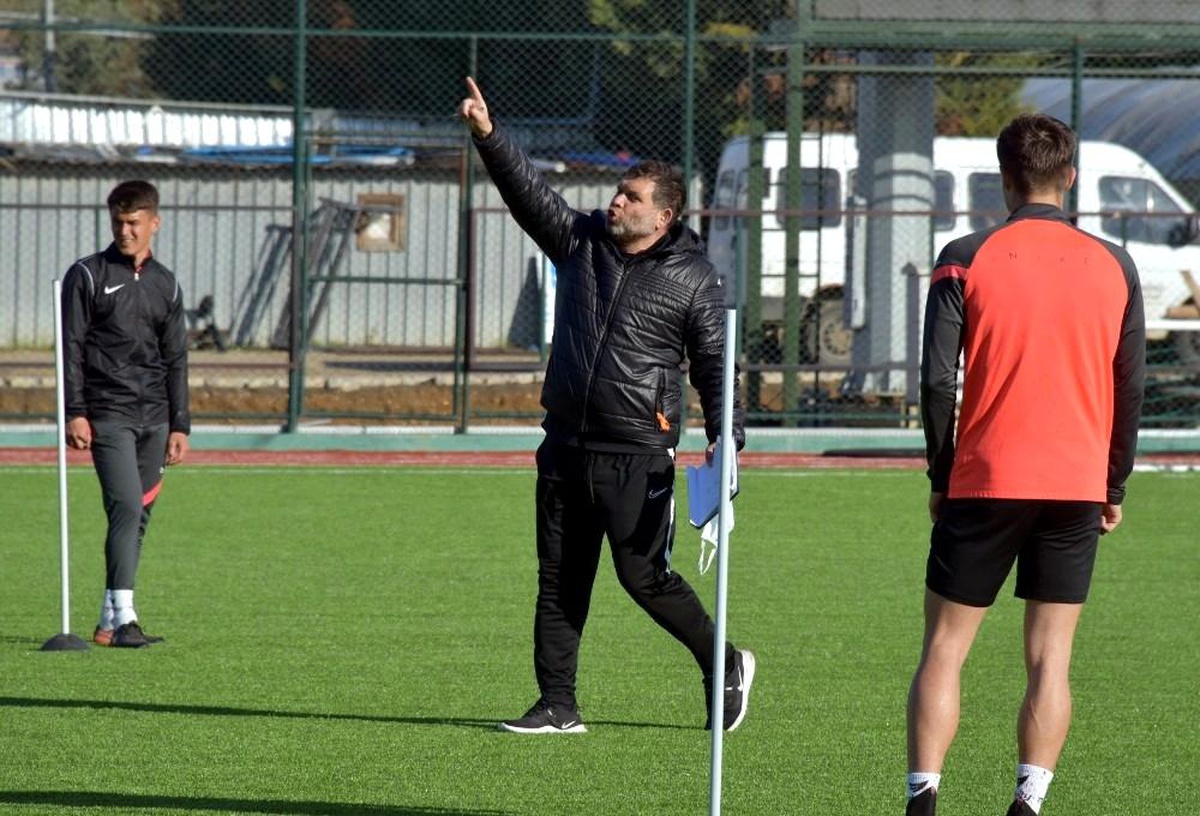 Son dakika haberi: Aliağaspor FK, lig öncesi hazırlıklarını sürdürüyor