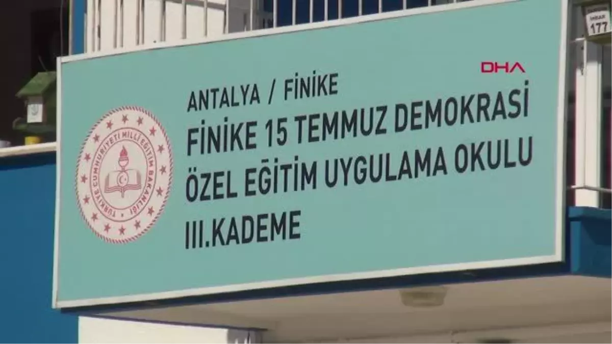 ANTALYA Özel öğrenciler engelli hayvanlara kucak açtı