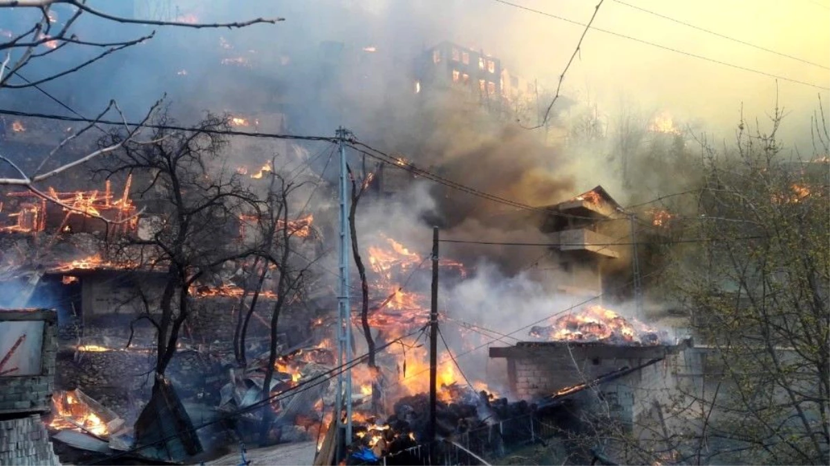 Son dakika haberleri! Artvin\'in Yusufeli ilçesi Dereiçi köyünde yangın sürüyor
