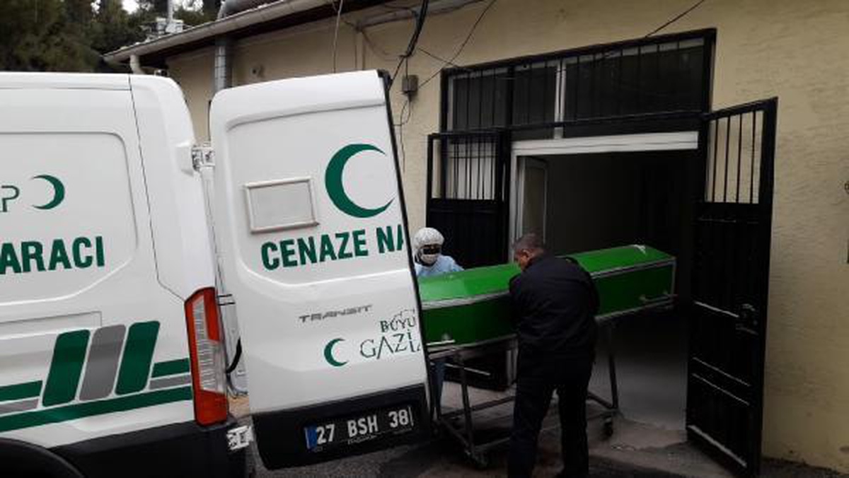 Ateşin üzerine döktüğü benzinin parlamasıyla yanarak öldü