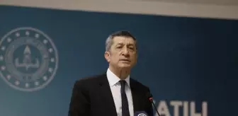 Bakan Selçuk, yatılı öğrencilere kırtasiye seti dağıttı