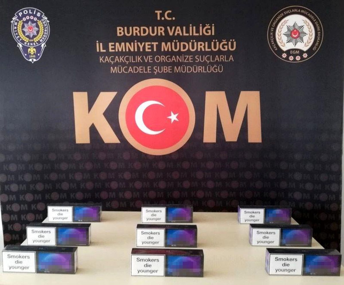 Burdur\'da iki araçta yüzlerce kaçak ürün ele geçirildi
