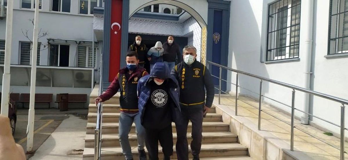 Bursa\'da çalıntı kıyafetlerle PTT soygunu yapan hırsızlar yakalandı