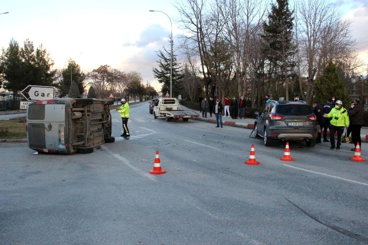 Cip ile çarpışan hafif ticari araç yan yattı: 1 yaralı