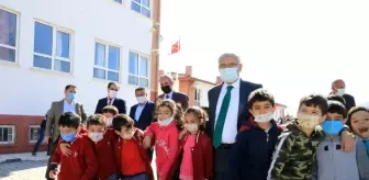 Battalgazi Belediye Başkanı Osman Güder, öğrencilere hediye verdi