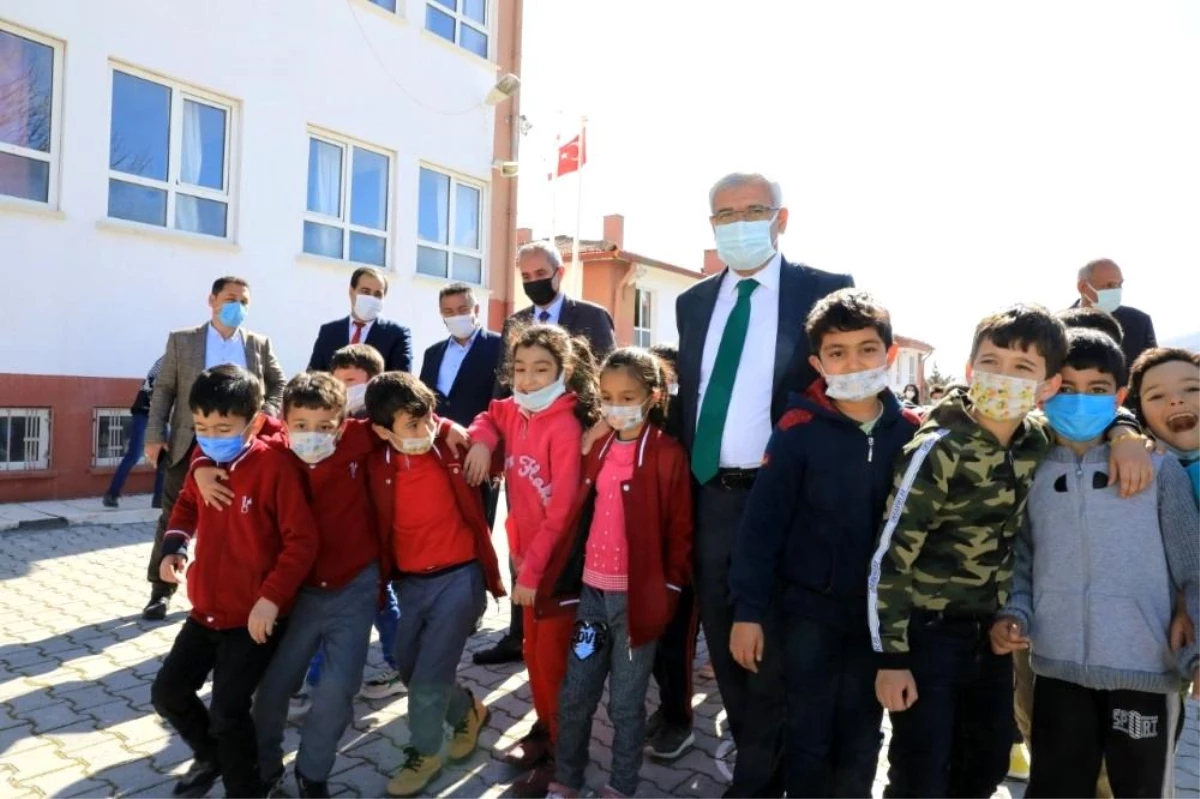 Battalgazi Belediye Başkanı Osman Güder, öğrencilere hediye verdi