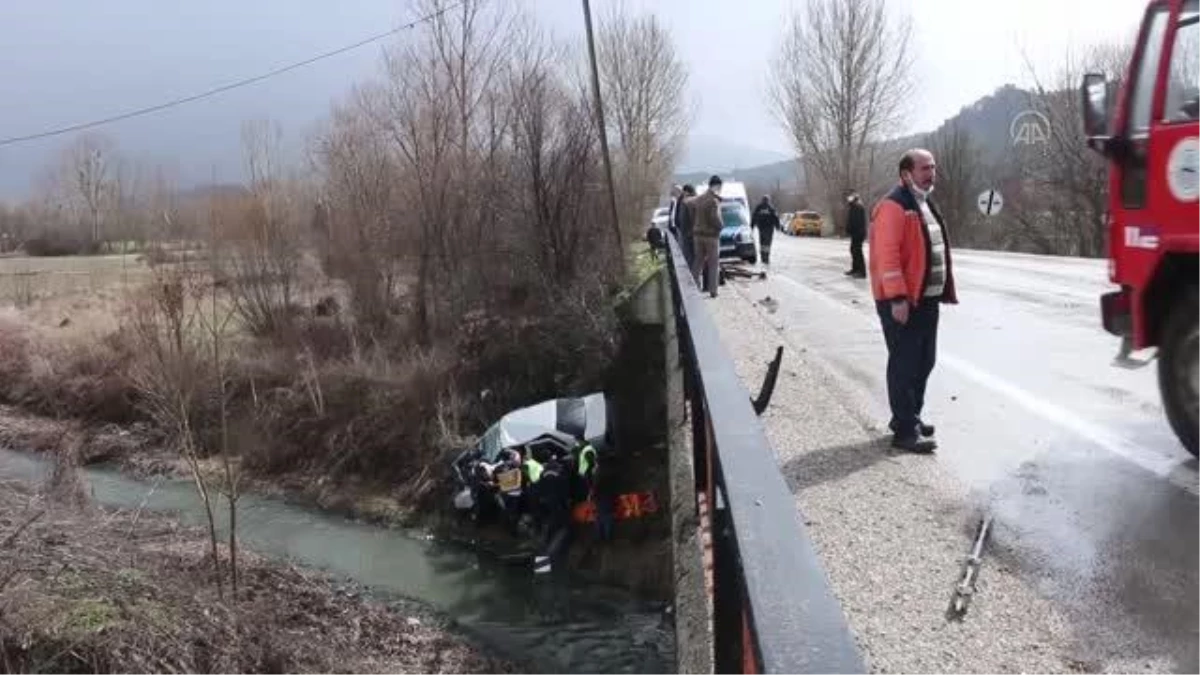 Dereye devrilen otomobilin sürücüsü yaralandı