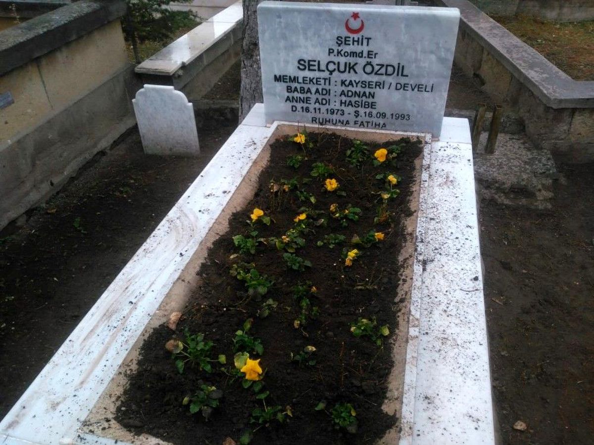 Son dakika haberi | Develi\'de ekipler şehit mezarlarını çiçeklerle süsledi