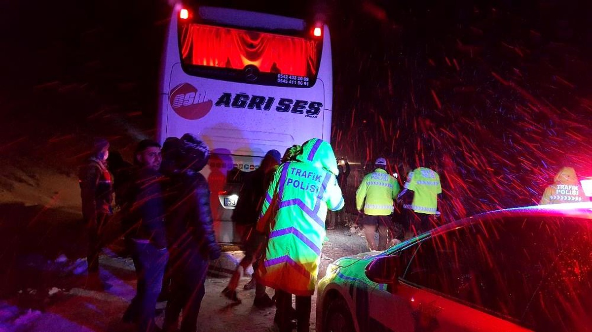 Erzincan\'da yolcu otobüsüyle tır çarpıştı: 4 yaralı