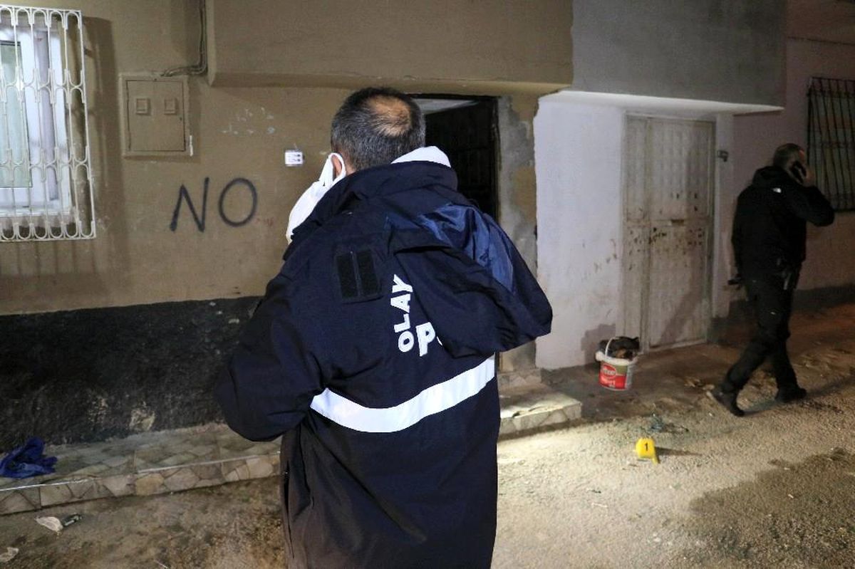 Evinin önünde silahlı saldırıya uğrayan kişi ağır yaralandı