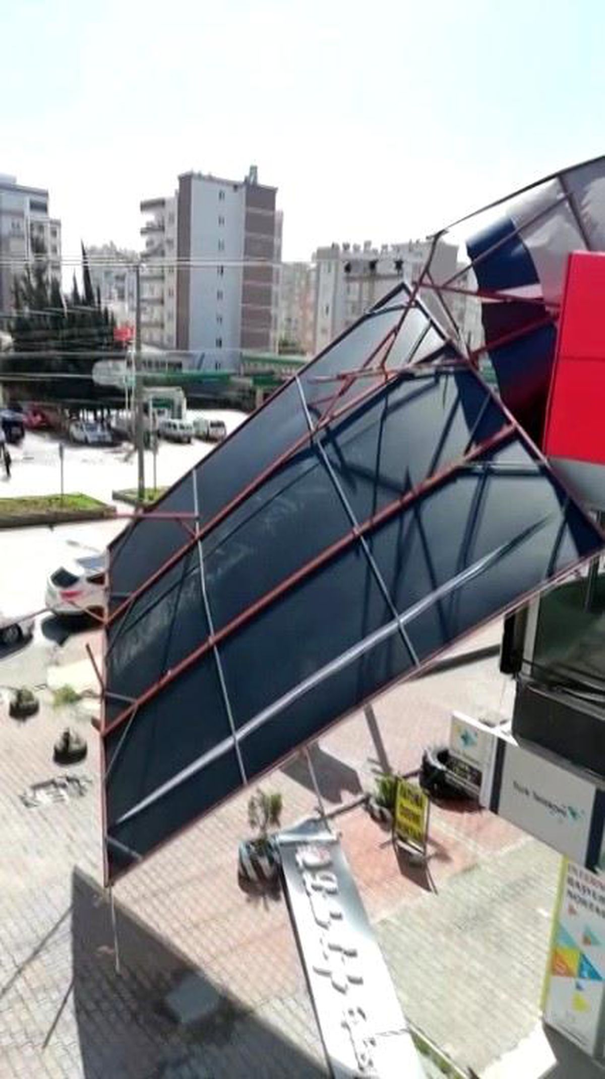 Fırtına dev tabelayı devirdi, şans eseri yaralanan olmadı