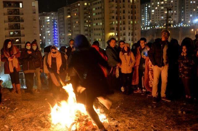 İran'da 'Çarşamba Suri' kutlamalarında 8 kişi öldü, 900 kişi de yaralandı