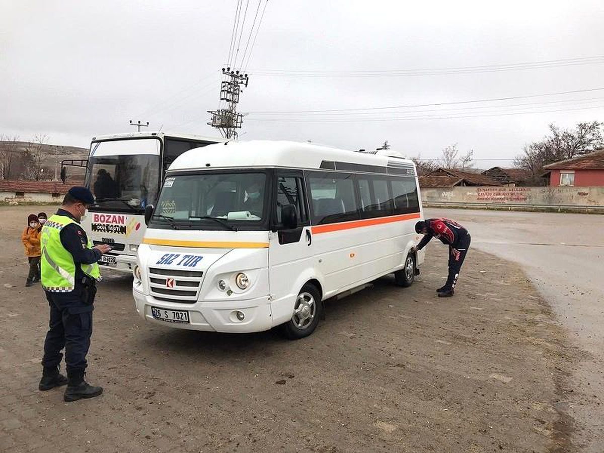 Jandarma denetiminde 3 okul servis aracına ceza uygulandı