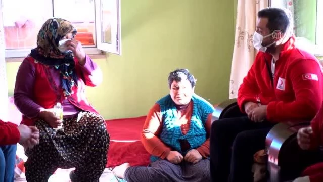 KAHRAMANMARAŞ - Doğuştan engelli 3 çocuğuna fedakarca bakan anneye Türk Kızılay'dan destek