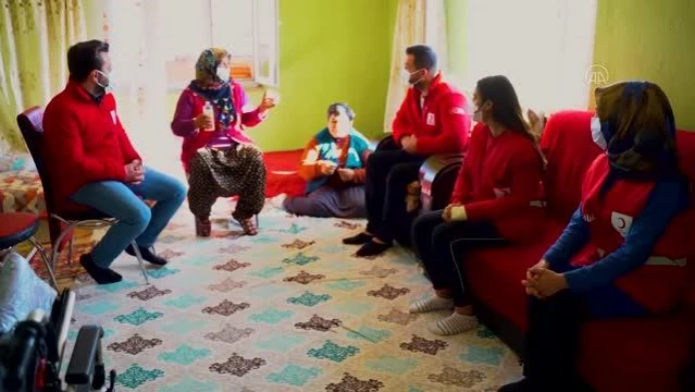 KAHRAMANMARAŞ - Doğuştan engelli 3 çocuğuna fedakarca bakan anneye Türk Kızılay'dan destek