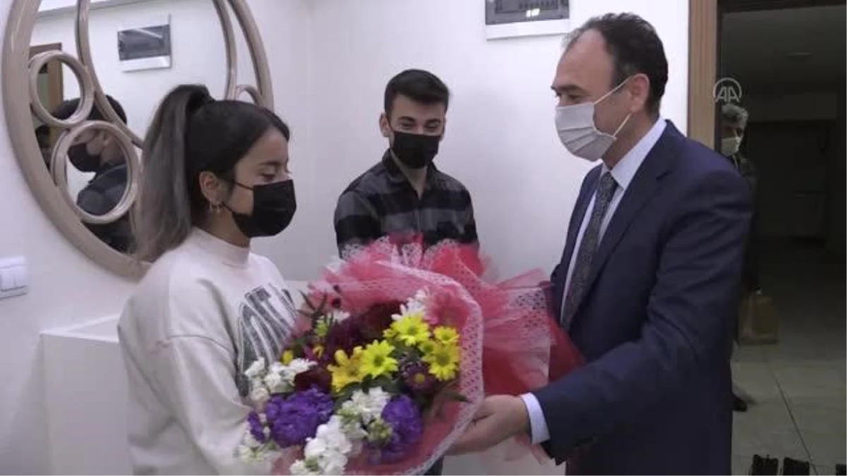 Son dakika haberleri: Kayseri Milli Eğitim Müdürü Çandıroğlu\'dan, şehit polisin kızına ziyaret