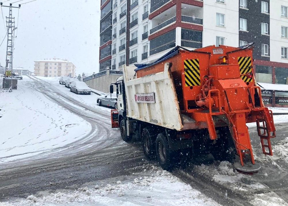 Keçiören\'in yüksek noktalarında yoğun "kar mesaisi"